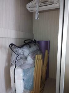 um quarto com uma pilha de sacos de plástico em Comfy Studio near Shaw MRT EDSA w/ Wi-Fi & Netflix em Manila