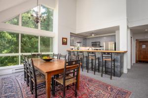 Cucina o angolo cottura di Gorgeous Chalet with Fairway Views by Harmony Whistler