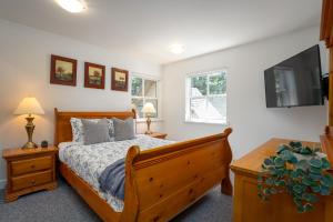 Letto o letti in una camera di Gorgeous Chalet with Fairway Views by Harmony Whistler