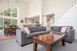 Area soggiorno di Gorgeous Chalet with Fairway Views by Harmony Whistler