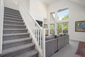 Foto dalla galleria di Gorgeous Chalet with Fairway Views by Harmony Whistler a Whistler