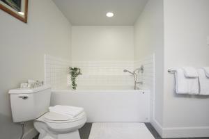 Bagno di Gorgeous Chalet with Fairway Views by Harmony Whistler