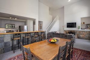 Cucina o angolo cottura di Gorgeous Chalet with Fairway Views by Harmony Whistler