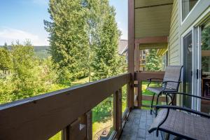 Balcone o terrazza di Gorgeous Chalet with Fairway Views by Harmony Whistler