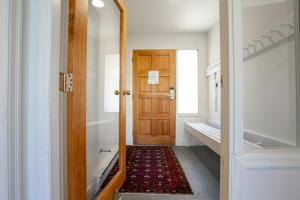 Letto o letti in una camera di Gorgeous Chalet with Fairway Views by Harmony Whistler