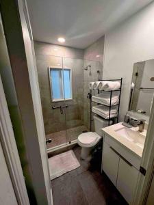 ein Bad mit einer Dusche, einem WC und einem Waschbecken in der Unterkunft Entire 3/1 house near Wynwood! in Miami