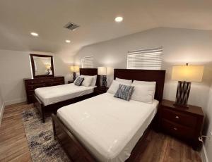 1 Schlafzimmer mit 2 Betten und einem Spiegel in der Unterkunft Entire 3/1 house near Wynwood! in Miami