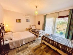 Un dormitorio con dos camas y una ventana. en Homestay Guest House Dormitory Sleeping Rooms - BE MY GUEST, en Antalya