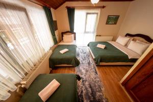 Habitación de hotel con 2 camas y ventana en Homestay Guest House Dormitory Sleeping Rooms - BE MY GUEST en Antalya