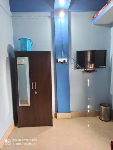 una camera con TV e armadietto con specchio di Maity lodge a Gangtok