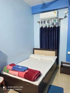 una camera con letto dotato di stufa e tenda di Maity lodge a Gangtok
