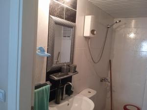 Un baño con lavabo, inodoro y espejo. en Homestay Guest House Dormitory Sleeping Rooms - BE MY GUEST, en Antalya