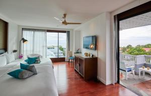 TV a/nebo společenská místnost v ubytování Loligo Resort Hua Hin