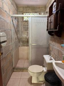 ein Bad mit einer Dusche, einem WC und einem Waschbecken in der Unterkunft Pipa House Samara in Sámara