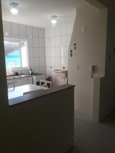 een witte keuken met een aanrecht en een raam bij UNIJUI in Ijuí