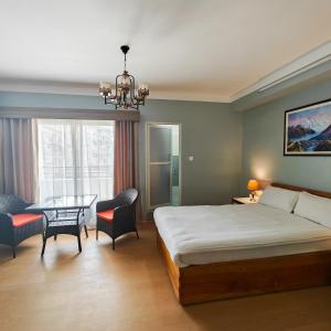una camera d'albergo con un letto e un tavolo di Boudha Apart Hotel a Kathmandu