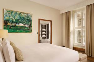 Postel nebo postele na pokoji v ubytování The Ritz-Carlton, Vienna