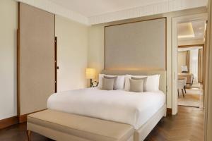 Postel nebo postele na pokoji v ubytování The Ritz-Carlton, Vienna