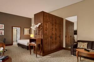 Postel nebo postele na pokoji v ubytování The Ritz-Carlton, Vienna