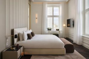 Postel nebo postele na pokoji v ubytování The Ritz-Carlton, Vienna