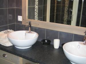 a bathroom with two sinks on a black counter at Appartement cosy aux Gets avec balcon, proche pistes, 2 chambres, parking privé, Wi-Fi - FR-1-671-20 in Les Gets +7 photos