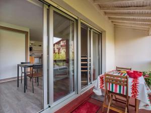 einen Balkon mit Glasschiebetüren und einem Tisch in der Unterkunft Studio Anglet, 1 pièce, 2 personnes - FR-1-3-596 in Anglet