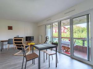 ein Wohnzimmer mit einem Tisch und Stühlen in der Unterkunft Studio Anglet, 1 pièce, 2 personnes - FR-1-3-596 in Anglet
