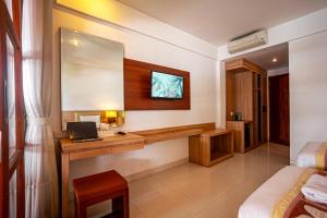 Bali Summer Hotel by Amerta的电视和/或娱乐中心
