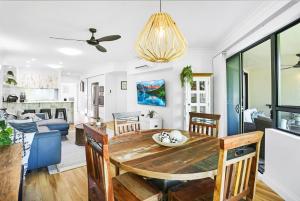 Trinity Links East في White Rock: غرفة طعام وغرفة معيشة مع طاولة خشبية