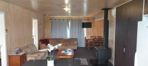 salon z kanapą i kuchenką w obiekcie Tongariro Estate w mieście National Park