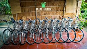 een rij fietsen geparkeerd voor een gebouw bij SHARK ECOHOME BẾN TRE in Ấp Phong Phú