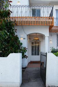 a white house with a wooden walkway leading to a door at Tagle Casa del Lado Santiago Providencia in Santiago