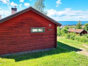 een rood gebouw met het nummer erop bij Holiday home RÄTTVIK in Rättvik