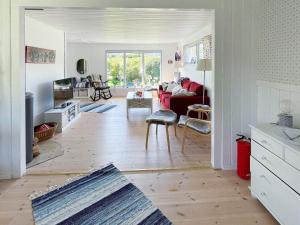 Kuchyň nebo kuchyňský kout v ubytování Holiday home SKÄRHAMN
