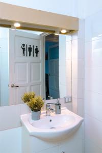 a bathroom with a sink and a mirror at Tagle Casa del Lado Santiago Providencia in Santiago