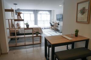 um quarto com uma cama, uma secretária e uma mesa em 86 suites em Bogotá