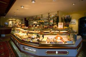 eine Vitrine in einer Bäckerei mit vielen verschiedenen Backwaren in der Unterkunft Hotel Gassbachtal in Grasellenbach