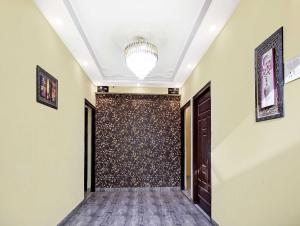 a hallway with a wall with a chandelier at Collection O 47006 Hotel Magadh Palace in Dānāpur