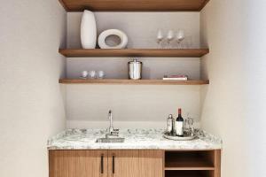 bagno con lavandino e bancone con bicchieri da vino di AC Hotel Phoenix Biltmore a Phoenix