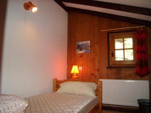 a bedroom with a bed and a lamp in it at Chalet 5 chambres, 9 pers, wifi, 1 animal, non fumeur - FR-1-733-144 in Crest-Voland