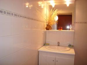 a white bathroom with a sink and a mirror at Chalet 5 chambres, 9 pers, wifi, 1 animal, non fumeur - FR-1-733-144 in Crest-Voland +11 photos