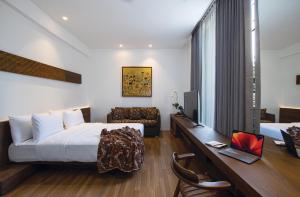 Tempat tidur dalam kamar di Miers Kuningan, ARTOTEL Curated