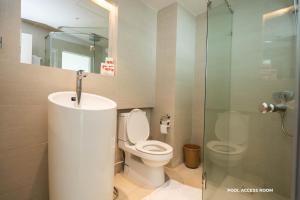 W łazience znajduje się toaleta i przeszklony prysznic. w obiekcie Prima Hotel Pattaya w mieście Pattaya North