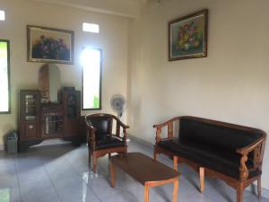 Ein Sitzbereich in der Unterkunft Kenari House