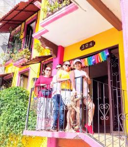 un groupe de personnes debout sur un balcon dans l'établissement Posada "Jardin Huasteca Xilitla", à Xilitla