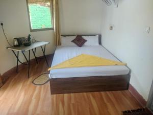 une chambre avec un lit avec une table et une fenêtre dans l'établissement Chamtaburu Eco Resort, à Bāghmundi