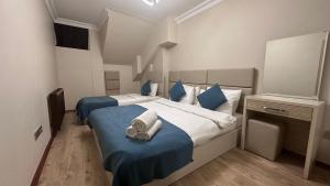 ein Schlafzimmer mit zwei Betten mit Handtüchern darauf in der Unterkunft Overland Residence in Istanbul