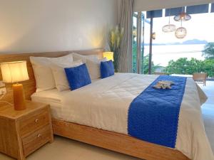 ein Schlafzimmer mit einem Bett mit einem ausgestopften Tier darauf in der Unterkunft Purana Resort Koh Yao Noi - SHA Extra plus in Ko Yao Noi