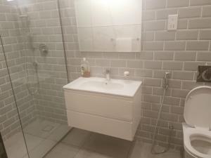 łazienka z umywalką i toaletą w obiekcie Hawana VIP Private Apartment w mieście Wādī Khasbar