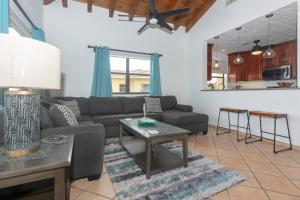 een woonkamer met een bank en een tafel bij Pineapple Villa 442 condo in Roatan